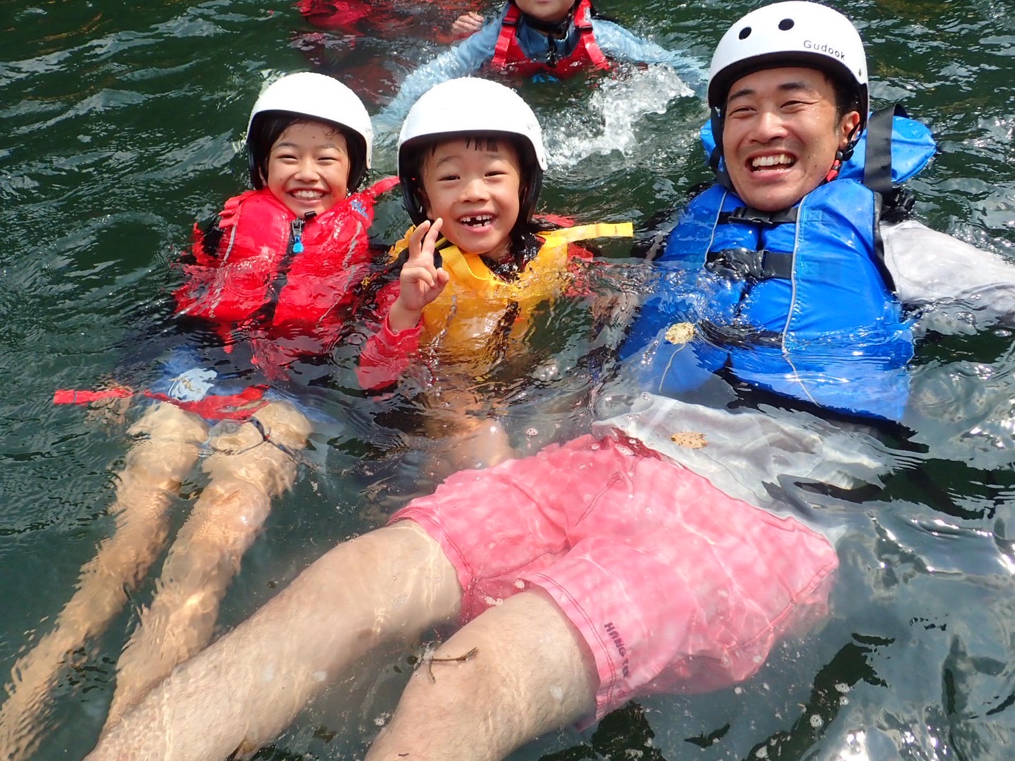 川遊びを楽しむ参加者の写真2